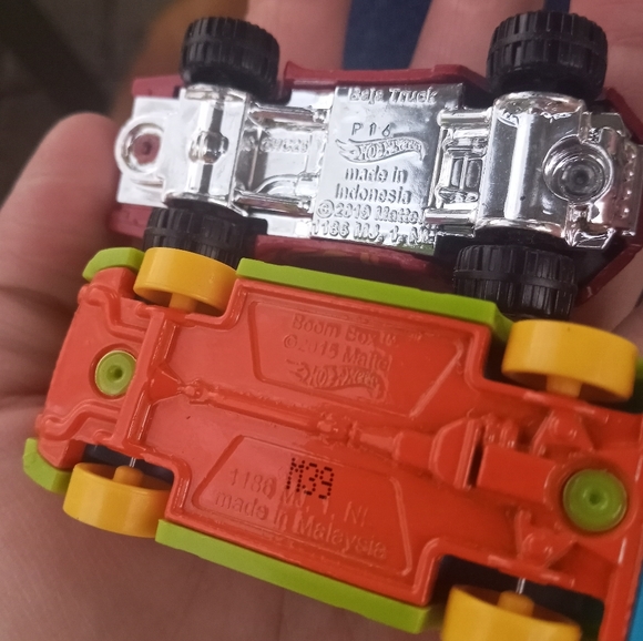 Hot Wheels Die Cast 5 Car Bundle - Picture 4 of 6